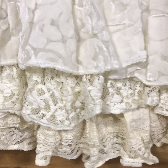 Kings Crown Collection cream champagne tiered ruffled lace skirt extender MEDIUM - Picture 10 of 12